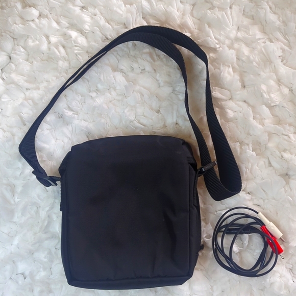 Vintage Case Logic Portable Padded Black CD Player Case Cross Body Bag - Picture 2 of 3